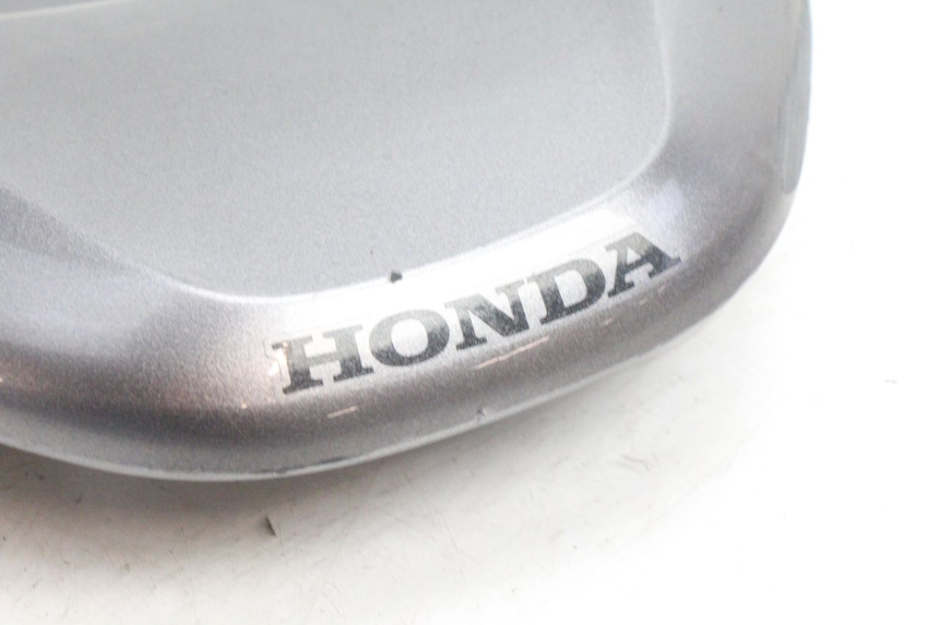 photo de BOVENSTE ACHTERKAP VERBINDING HONDA PCX (JF28) 125 (2009 - 2011) - Detail van het onderdeel