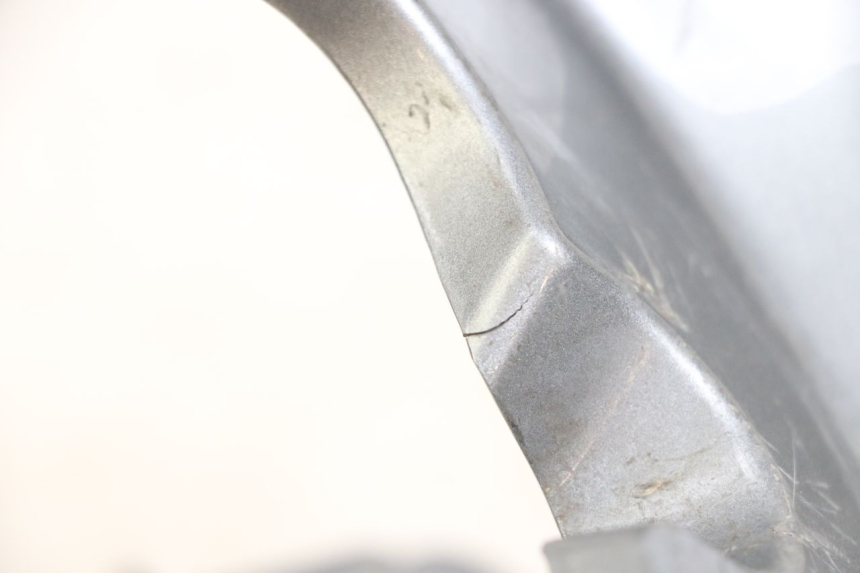 photo de BOVENSTE ACHTERKAP VERBINDING HONDA PCX (JF47) 125 (2012 - 2013) - Detail van het onderdeel