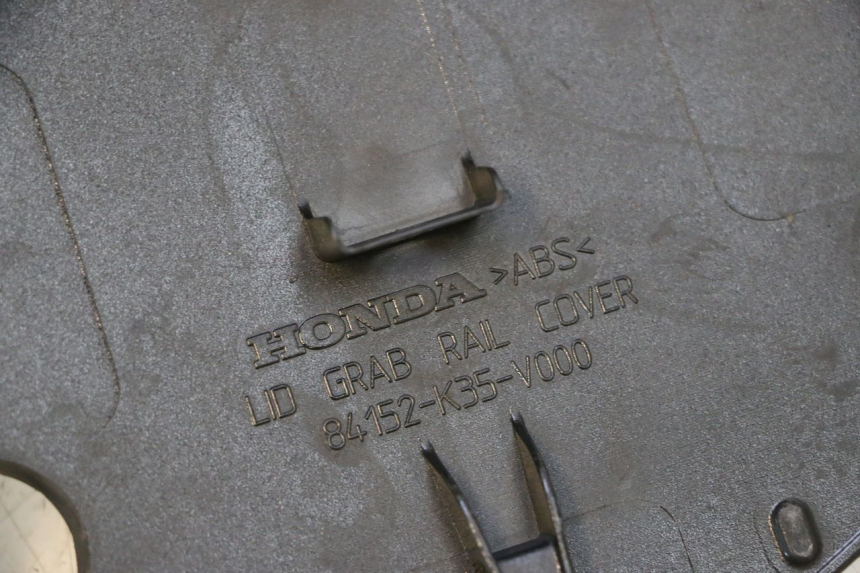 photo de BOVENSTE ACHTERKAP VERBINDING HONDA PCX (JF57/JF64) 125 (2014 - 2018) - Detail van het onderdeel