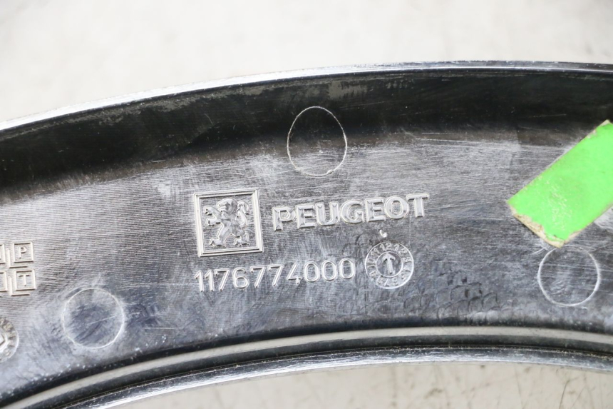 photo de BOVENSTE ACHTERKAP VERBINDING PEUGEOT SATELIS 125 (2013 - 2018) - Andere kijkhoek