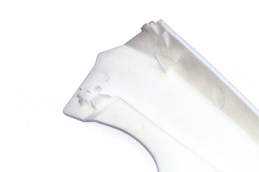 photo de BOVENSTE ACHTERKAP VERBINDING APRILIA SXR 50 (2021 - 2023) - Detail van het onderdeel