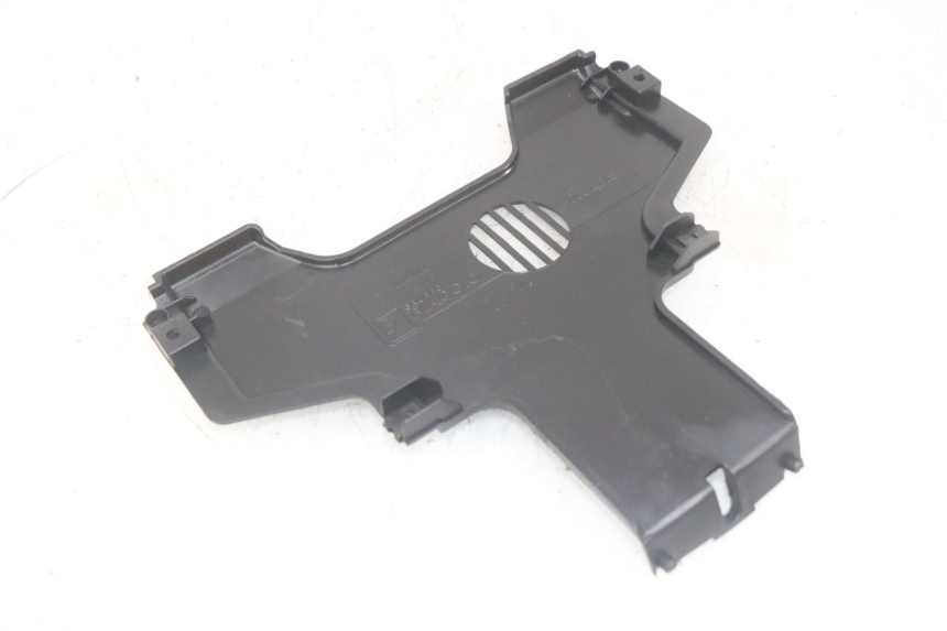 photo de VOORSTE ONDERKAP VERBINDING PIAGGIO MP3 HPE 300 (2019 - 2026) - Detail van het onderdeel