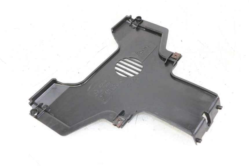 photo de VOORSTE ONDERKAP VERBINDING PIAGGIO MP3 LT 400 (2007 - 2012) - Detail van het onderdeel