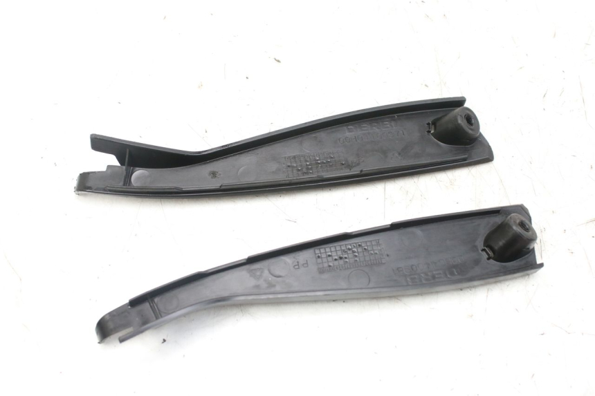 photo de VOORSTE BOVENKAP VERBINDING DERBI GPR 50 (2004 - 2009) - Detail van het onderdeel