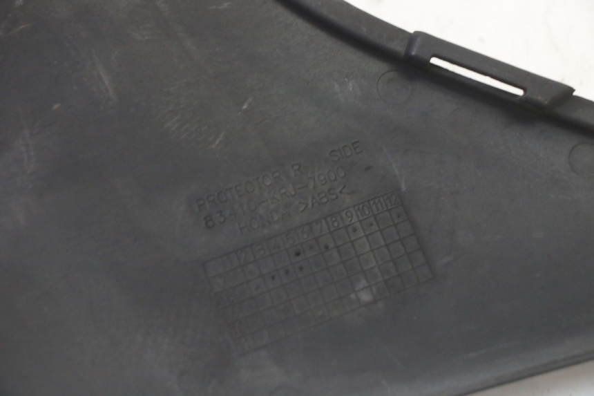 photo de RECHTS VOETSTEUNVERBINDING HONDA FES S-WING SWING ABS 125 (2007 - 2015) - Technische close-up