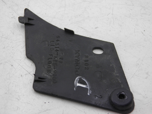 photo de RECHTER VOETSTEUNVERBINDING KYMCO SPACER 50 (1998 - 2009) - Detail van het onderdeel