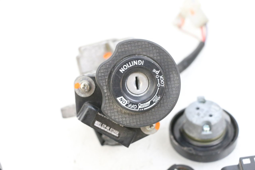 photo de SET SLOTEN, SLEUTEL, CDI, NEIMAN YAMAHA X-MAX XMAX 125 (2010 - 2013) - Andere kijkhoek