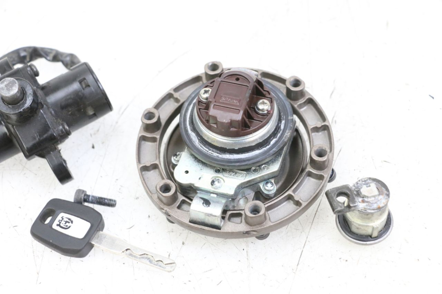 photo de NEIMAN SLOT EN SLEUTEL SET HUSQVARNA SVARTPILEN 401 (2018 - 2023) - Detail van het onderdeel