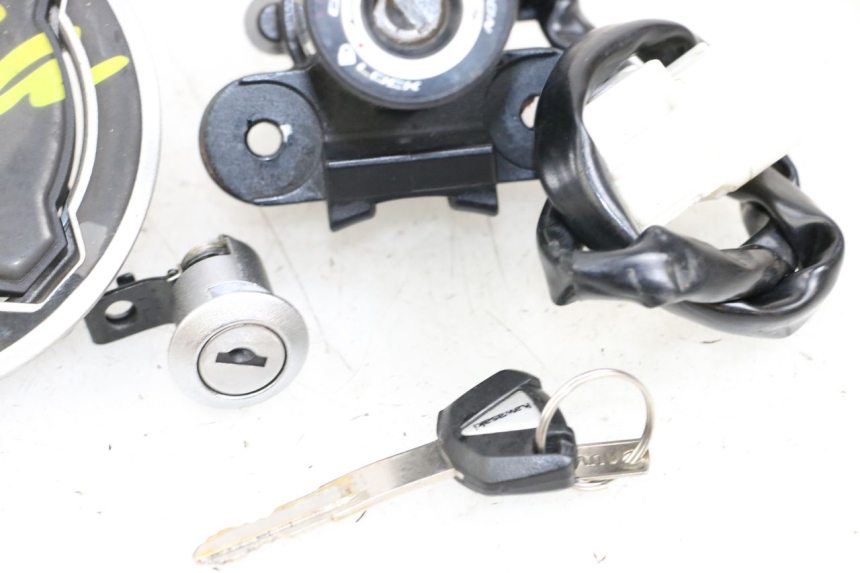 photo de NEIMAN SLOTSET MET SLEUTEL KAWASAKI NINJA 400 (2018 - 2023) - Staat van het oppervlak