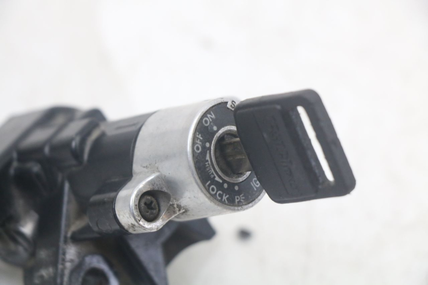 photo de NEIMAN SLOTSET MET SLEUTEL SUZUKI SV N 650 (1999 - 2002) - Bevestigingspunten