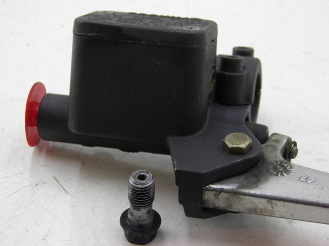 photo de ACHTERREM HOOFDREMSILINDER APRILIA LEONARDO ST 250 (2002 - 2005) - Technische close-up