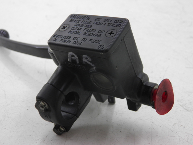 photo de ACHTERREM HOOFDREMSILINDER HONDA FES PANTHEON 125 (2003 - 2007) - Overzicht