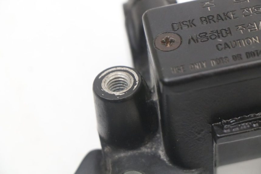 photo de VOORREM HOOFDREMSILINDER DAELIM A-FOUR 2T 50 (2005 - 2012) - Technische close-up