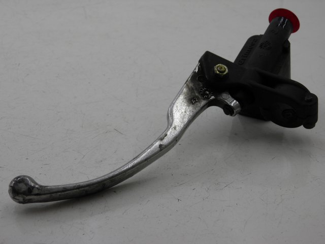 photo de VOORREMHOOFDREMSILINDER APRILIA LEONARDO ST 250 (2002 - 2005) - Detail van het onderdeel