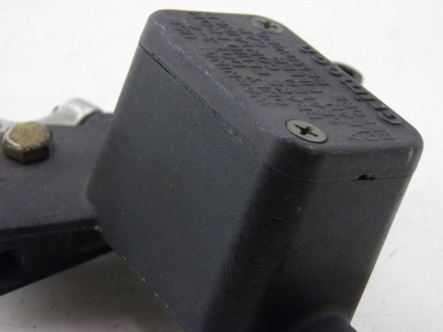 photo de VOORREMHOOFDREMSILINDER APRILIA LEONARDO ST 250 (2002 - 2005) - Overzicht