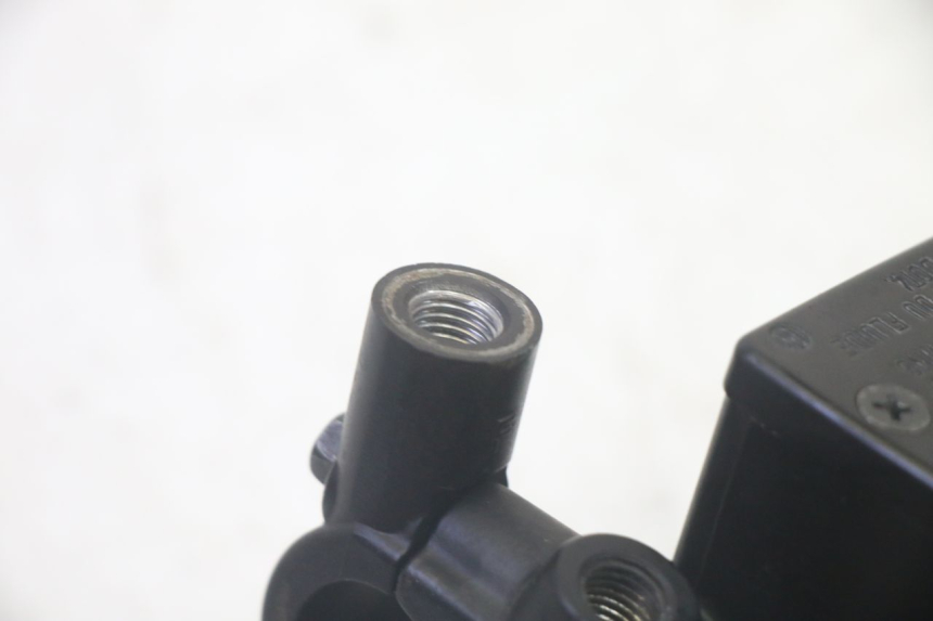 photo de VOORREMHOOFDREMSILINDER SUZUKI BURGMAN 125 (2007 - 2014) - Bevestigingspunten