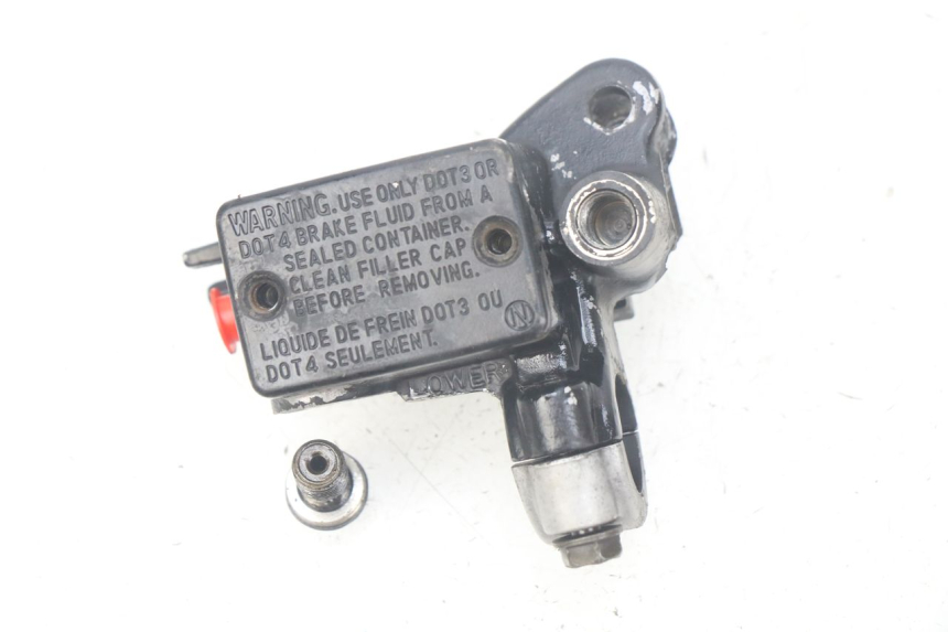photo de VOORREMHOOFDREMSILINDER HONDA CBR R 125 (2003 - 2006) - Technische close-up