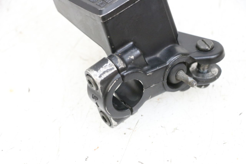 photo de VOORREMHOOFDREMSILINDER YAMAHA FJR ABS 1300 (2006 - 2012) - Bevestigingspunten