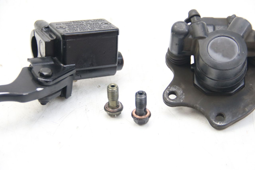 photo de VOORREMHOOFDREMSILINDER PEUGEOT KISBEE 4T 50 (2018 - 2022) - Bevestigingspunten