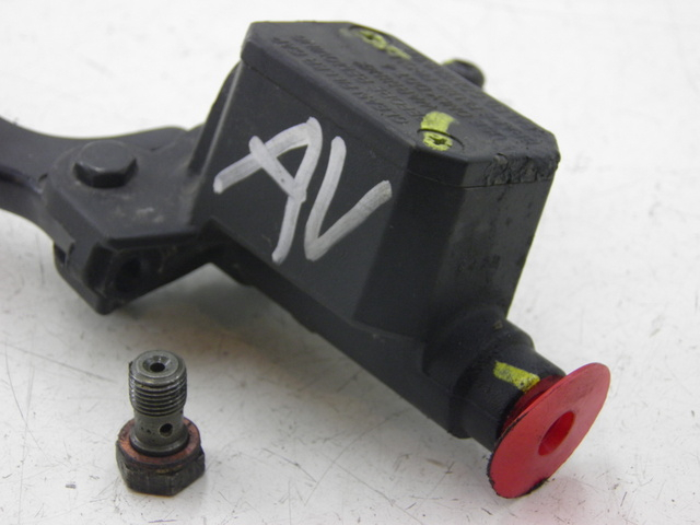 photo de VOORREM HOOFDREMSILINDER PIAGGIO XEVO - X EVO 125 (2010 - 2015) - Andere kijkhoek