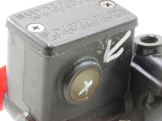photo de VOORREMHOOFDREMSILINDER SYM GTS 125 (2005 - 2008) - Bevestigingspunten
