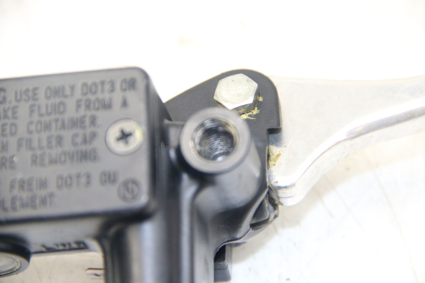 photo de VOORREMHOOFDREMSILINDER HONDA VISION NSC R 50 (2013 - 2015) - Technische close-up