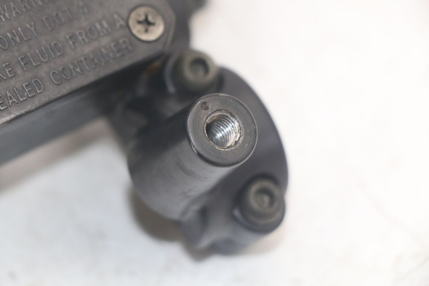 photo de VOORREM HOOFDREMSILINDER YAMAHA XMAX X-MAX 125 (2006 - 2009) - Zoom op gebruiksstaat