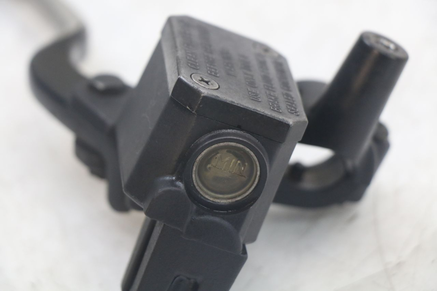 photo de VOORREM HOOFDREMSILINDER YAMAHA XMAX X-MAX 125 (2006 - 2009) - Bevestigingspunten