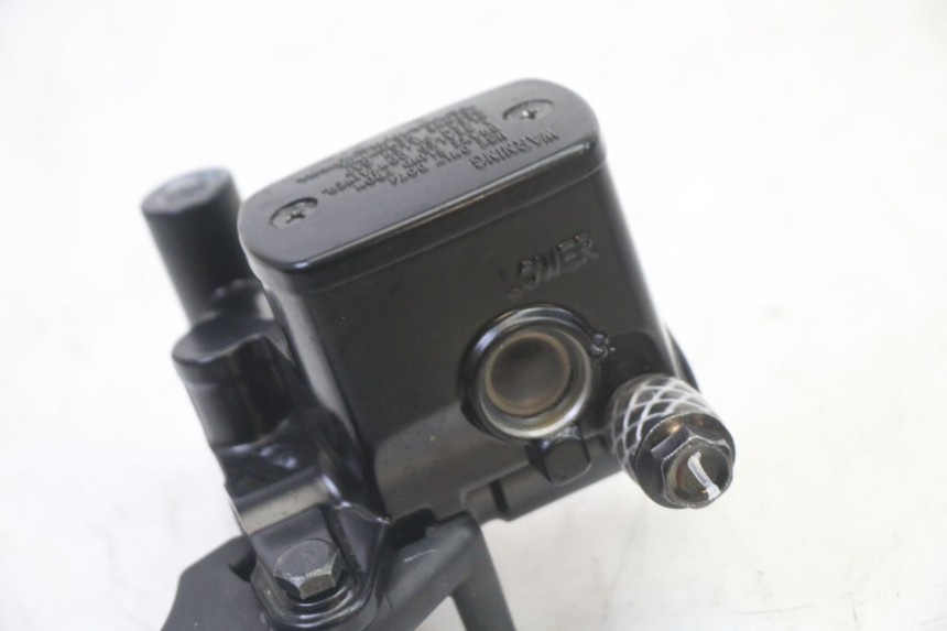 photo de VOORREM HOOFDREMSILINDER YAMAHA XMAX X-MAX 125 (2021 - 2025) - Bevestigingspunten