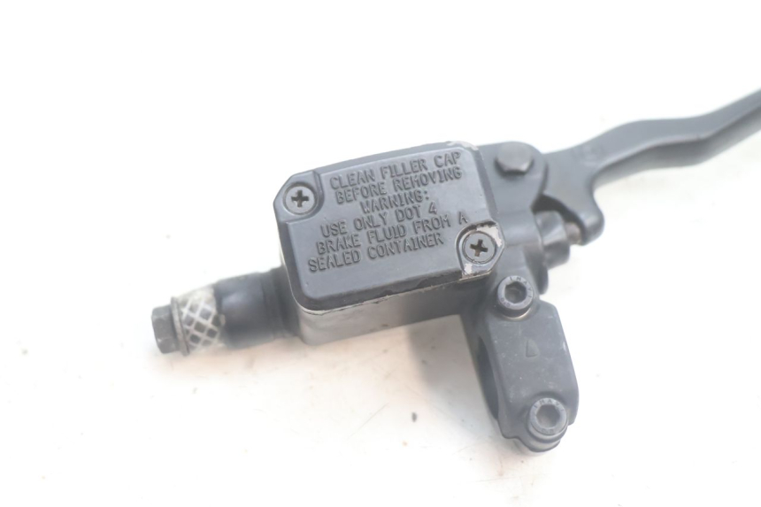 photo de VOORREMHOOFDREMSILINDER YAMAHA YP MAJESTY 125 (2002 - 2006) - Detail van het onderdeel