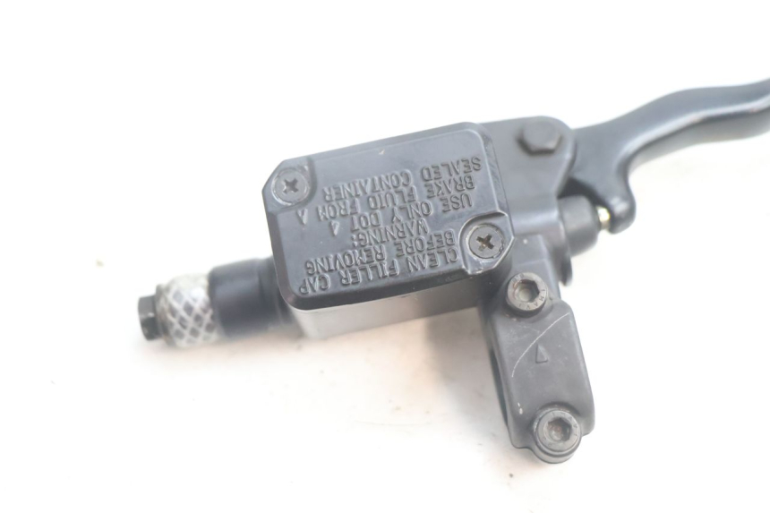 photo de VOORREMHOOFDREMSILINDER YAMAHA YP MAJESTY 125 (2002 - 2006) - Detail van het onderdeel