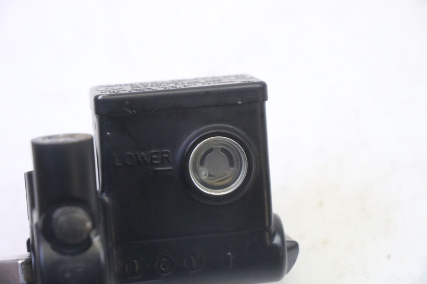 photo de ACHTERREM HOOFDREMSILINDER SUZUKI BURGMAN 125 (2007 - 2014) - Andere kijkhoek