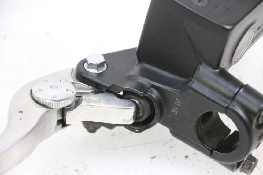 photo de ACHTERREM HOOFDREMSILINDER SUZUKI BURGMAN 650 (2013 - 2020) - Bevestigingspunten