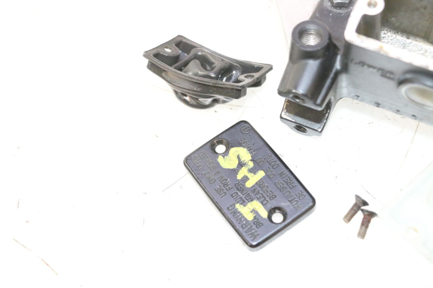 photo de ACHTERREM HOOFDREMSILINDER SUZUKI BURGMAN 125 (2007 - 2014) - Visuele inspectie