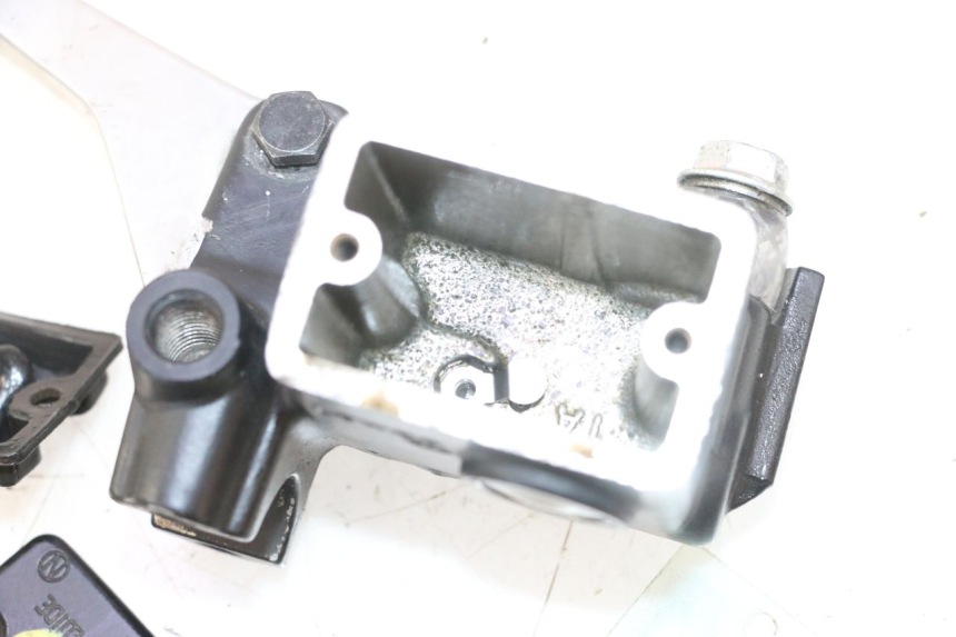 photo de ACHTERREM HOOFDREMSILINDER SUZUKI BURGMAN 125 (2007 - 2014) - Focus op structuur