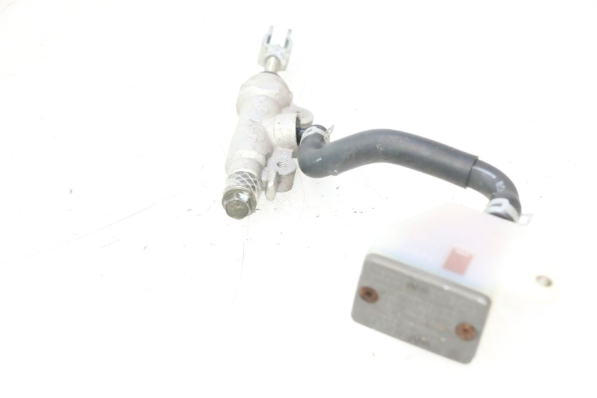 photo de ACHTERREM HOOFDREMSILINDER SUZUKI GSR 600 (2005 - 2012) - Andere kijkhoek