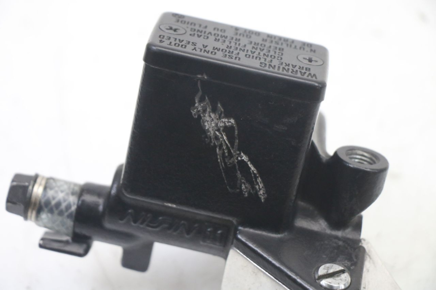 photo de ACHTERREM HOOFDREMSILINDER HONDA FORZA 125 (2021 - 2025) - Bevestigingspunten