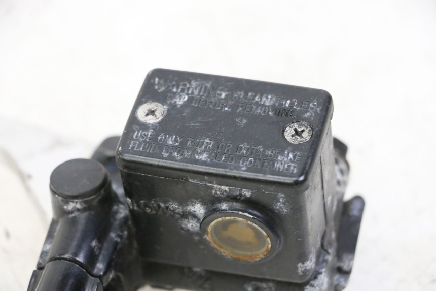 photo de ACHTERREM HOOFDREMSILINDER SYM JOYMAX 125 (2010 - 2017) - Bevestigingspunten