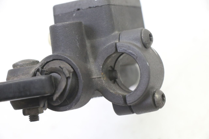 photo de ACHTERREM HOOFDREMSILINDER PIAGGIO SUPER LX 125 (2000 - 2003) - Bevestigingspunten