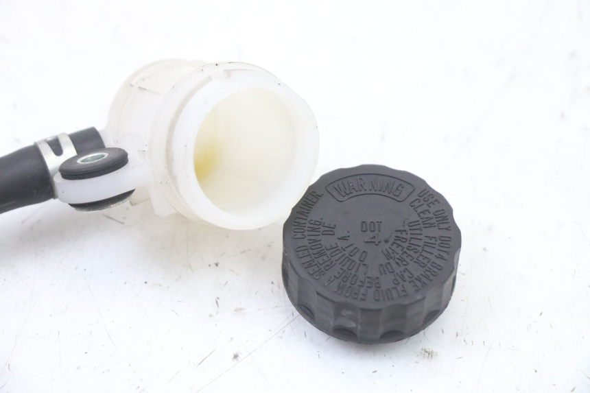 photo de ACHTERREM HOOFDREMSILINDER YAMAHA TRACER 7 700 (2020 - 2024) - Andere kijkhoek