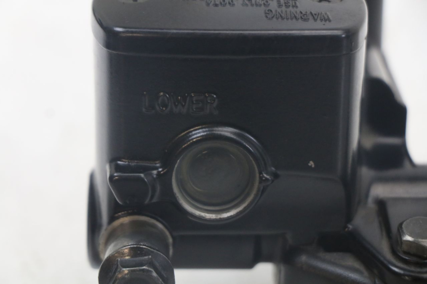 photo de ACHTERREM HOOFDREMSILINDER YAMAHA XMAX X-MAX ABS 125 (2017 - 2020) - Bevestigingspunten