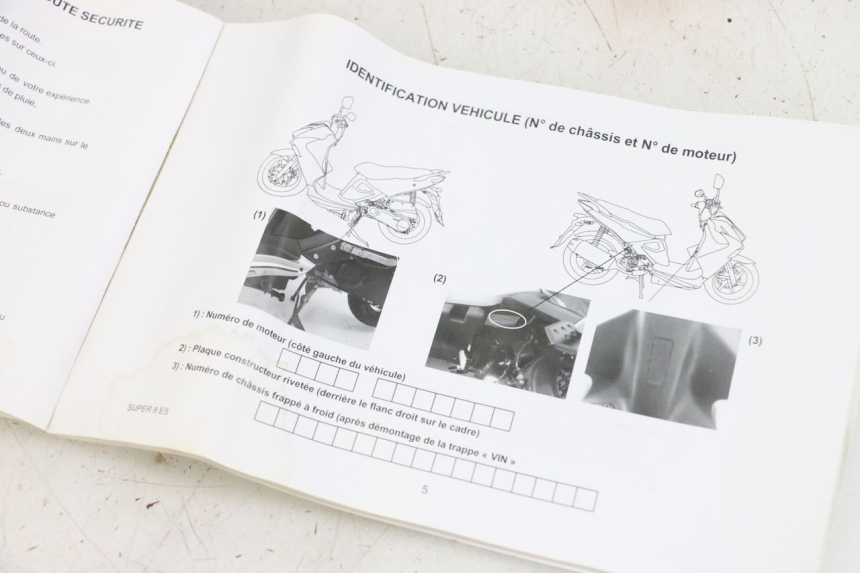 photo de GEBRUIKERSHANDLEIDING KYMCO SUPER 8 4T 50 (2021 - 2024) - Andere kijkhoek