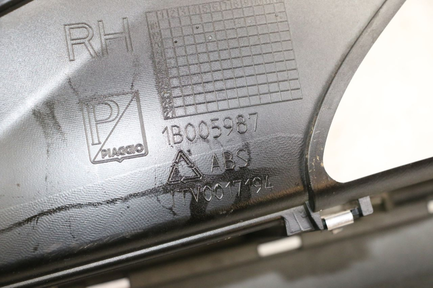 photo de RECHTER VOETSTEUN PIAGGIO MP3 HPE 300 (2019 - 2026) - Detail van het onderdeel