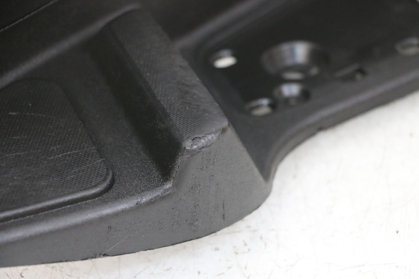 photo de RECHTER VOETSTEUN PIAGGIO MP3 LT 400 (2007 - 2012) - Bevestigingspunten