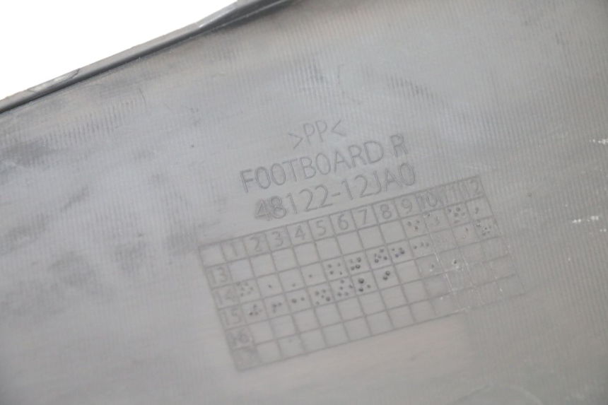 photo de RECHTER VOETSTEUN SUZUKI BURGMAN 125 (2015 - 2017) - Bevestigingspunten