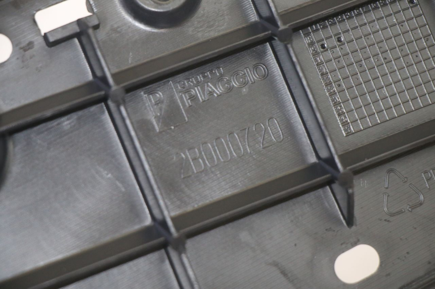 photo de LINKER VOETSTEUN PIAGGIO MP3 HPE 350 (2018 - 2020) - Bevestigingspunten