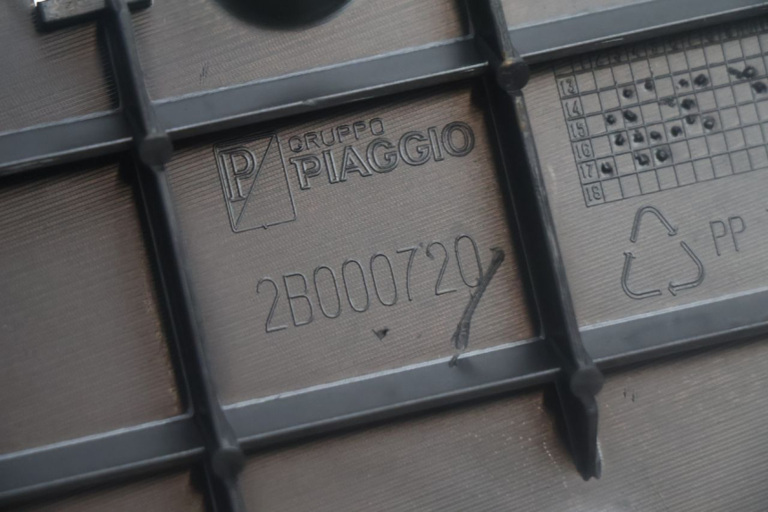 photo de LINKER VOETSTEUN PIAGGIO MP3 500 (2016 - 2018) - Bevestigingspunten