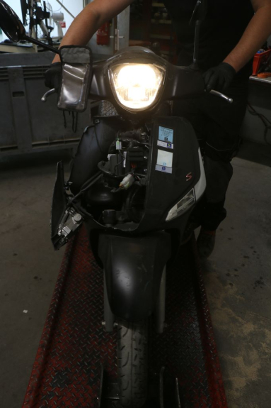 photo de LINKER VOETSTEUN PEUGEOT SATELIS COMPRESSOR K15 125 (2006 - 2009) - Gecontroleerd onderdeel