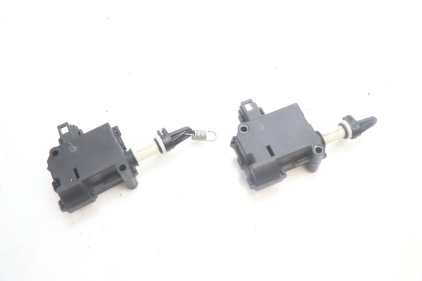 photo de MOTOR VOOR KOFFERRUIMTE OPENING PIAGGIO MP3 HPE 530 (2022 - 2026) - Technische close-up