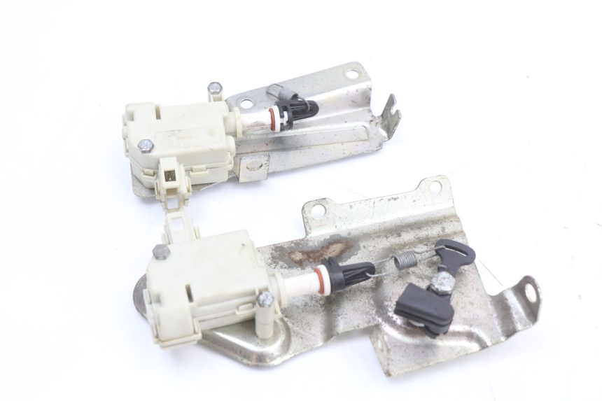 photo de MOTOR KOFFERRUIMTE OPENING PIAGGIO X10 125 (2012 - 2017) - Hoofdaanzicht